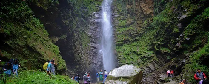 حضور گردشگران در آبشار سنگی سه کیله