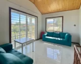 مبلمان آبی اتاق خواب با تراس دلباز ویلا در خورشیدکلا