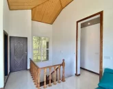 سلن طبقه بالا با پله های چوبی ویلا در خورشیدکلا