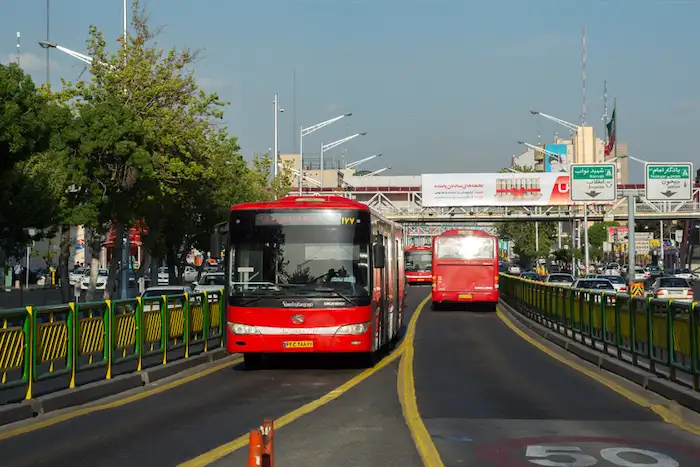اتوبوس قرمز رنگ در خیابان های خورشیدکلا 45665