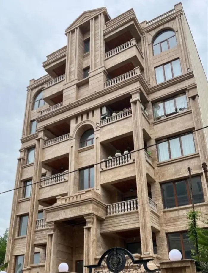 آپارتمان 5 طبقه با نمای سنگی قهوه ای رنگ 4524524
