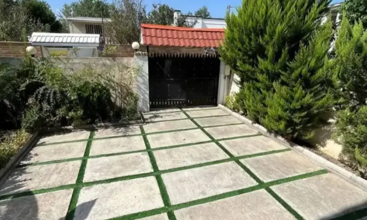 حیاط سرسبز سنگفرش شده ویلا در ساری 4984984