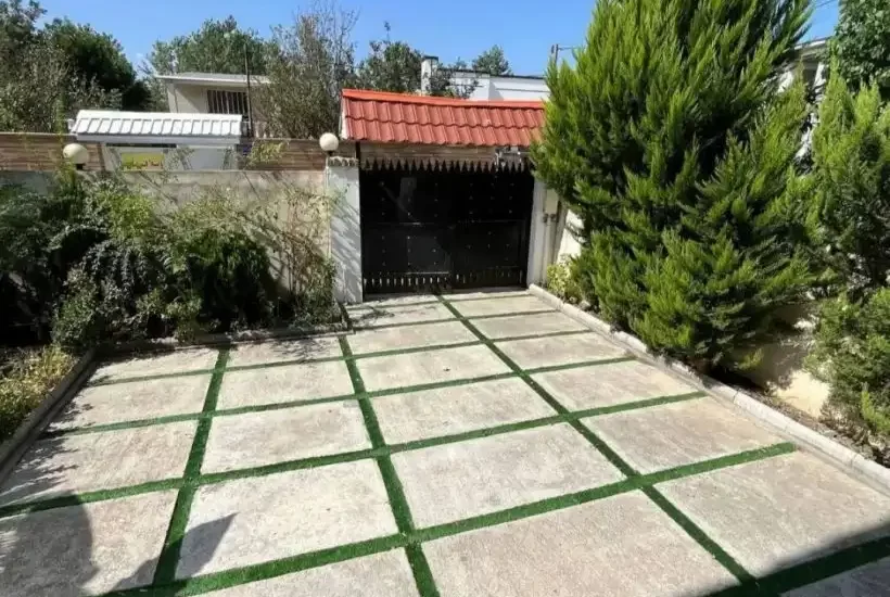 حیاط سرسبز سنگفرش شده ویلا در ساری 4984984