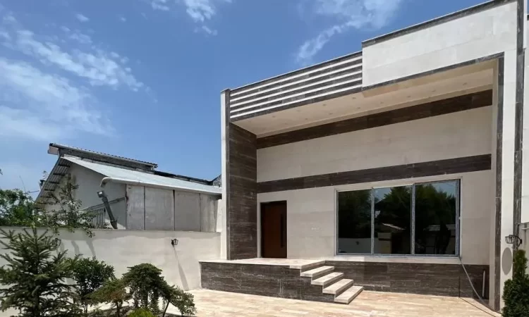 نمای سنگی و محوطه سنگ فرش شده و باغچه سرسبز ویلا در ساری