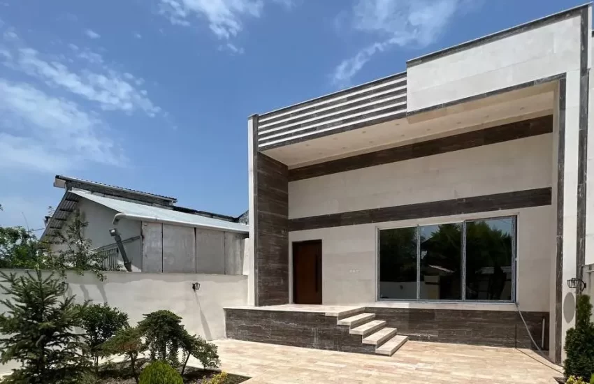 نمای سنگی و محوطه سنگ فرش شده و باغچه سرسبز ویلا در ساری