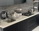 کابینت های مشکی رنگ و گاز توکار آشپزخانه ویلا در خزر آباد