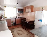 کابینت های قهوه ای رنگ و میزغذاخوری و هود آشپزخانه ویلا در ساری