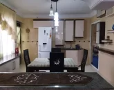 کابینت های سفید و میز غذاخوری و یخچال آشپزخانه ویلا در نکا