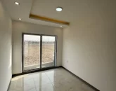 پنجره رو به محوطه و سقف نور پردازی شده با نور سفید اتاق خواب ویلا در جویبار