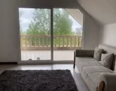 مبل طوسی رنگ و در رو به تراس اتاق خواب ویلا در خزرآباد