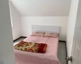 تخت خواب با روتختی صورتی اتاق خواب ویلا در خزرآباد