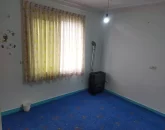 بخاری و پرده کرمی رنگ اتاق خواب ویلا در نکا