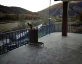 ویو رو به محوطه سرسبز و رودخانه تراس خانه روستایی در خورشیدکلا