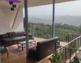 مبلمان قهوه ای رنگ در تراس ویلا در قائم شهر