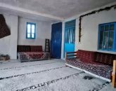 تخت با پشتی در حیاط خانه روستایی در خورشید کلا