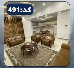 مبلمان قهوه ای و سقف نورپردازی شده با نور زرد و سفید سالن نشیمن آپارتمان در قائم شهر