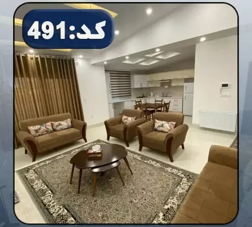 مبلمان قهوه ای و سقف نورپردازی شده با نور زرد و سفید سالن نشیمن آپارتمان در قائم شهر