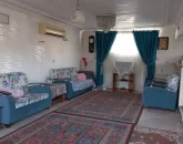 مبلمان آبی رنگ و میز تلویزیون و اسپیلت سالن نشیمن خانه روستایی در ساری