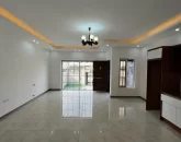 پنجره بزرگ رو به محوطه سقف نورپردازی شده با نور زرد سالن نشیمن ویلا در جویبار