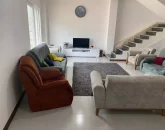 مبلمان رنگی و میز تلویزیون سالن نشیمن ویلا در خزرآباد