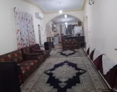 مبلمان قهوه ای رنگ و پشتی سالن نشیمن ویلا در ساری