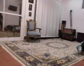 صندلی و بخاری و فرش سفید سالن نشیمن ویلا در قائم شهر