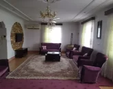 مبلمان بنفش رنگ و میز تلویزیون سالن نشیمن ویلا در نکا