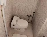 توالت ایرانی همراه با سیفون و توالت فرنگی سرویس بهداشتی آپارتمان در نکا