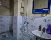 کاشی های آبی رنگ و توالت ایرانی و روشویی سرویس بهداشتی خانه روستایی در خورشید کلا