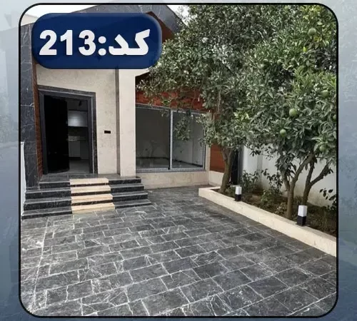 نمای سنگی و محوطه سنگ فرش شده و باغچه سرسبز ویلا در قائم شهر