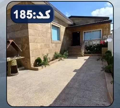 نمای سنگی و محوطه سنگ فرش شده و باغچه سرسبز ویلا در ساری