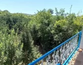 ویو رو به محوطه سرسبز تراس خانه روستایی در ساری