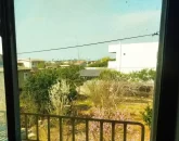 ویو رو به محوطه سرسبز و گل های رنگی پنجره ویلا در نکا
