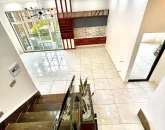 نشیمن با کف سرامیکی و پله های سنگی طبقه همکف ویلا در ساری 216636412