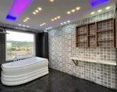 وان حمام رو به پنجره شیشه ای با کف سرامیکی ویلا در ساری 32315641