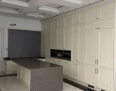 نمای آشپزخانه با کابینت های سفید ویلا در زاغمرز 61654888