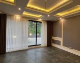 نمایی از سالن پذیرایی با درب بالکن رو به جنگل 5646666664