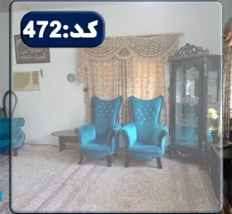 اتاق پذیرایی با مبلمان آبی و پرده و بوفه ظرف های خانه ویلایی در قائمشهر 4158648