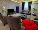 اتاق پذیرایی با مبلمان خاکستری و تلوزیون رو میزی ویلا در ساری 584164