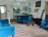 اتاق پذیرایی فرش شده و مبلمان آبی با بخاری گازی و آشپزخانه با یخچال، لباسشویی خانه ویلایی در قائمشهر 56488