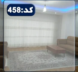 اتاق پذیرایی فرش شده و کفپوش پارکت با مبلمان قهوه ای رنگ آپارتمان در ساری 4685478