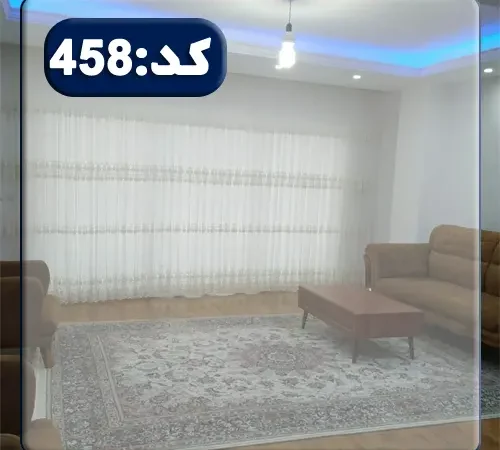 اتاق پذیرایی فرش شده و کفپوش پارکت با مبلمان قهوه ای رنگ آپارتمان در ساری 4685478