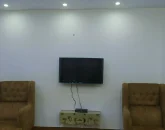 تلوزیون دیواری با مبلمان قهوه ای آپارتمان در ساری 46874