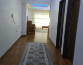 راه رو و درب های چوبی و اتاق پذیرایی آپارتمان در ساری 564568
