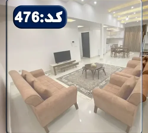 اتاق پذیرایی به همراه مبلمان کرم و تلوزیون رو میزی آپارتمان در ساری 565484