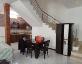 آشپزخانه با کابینت و میز غذاخوری 6 نفره ویلا در زاغمرز 4579436495