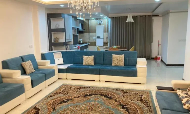 اتاق پذیرایی به همراه مبلمان و آشپزخانه واحد آپارتمان در ساری 8465847653675