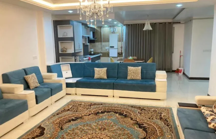 اتاق پذیرایی به همراه مبلمان و آشپزخانه واحد آپارتمان در ساری 8465847653675