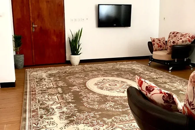 اتاق پذیرایی به همراه مبلمان و تلوزیون آپارتمان در قائمشهر 45784653748