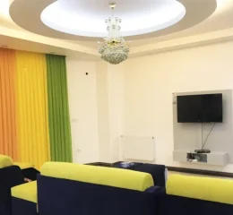 اتاق پذیرایی به همراه مبلمان و تلوزیون واحد آپارتمان در ساری 48658468687